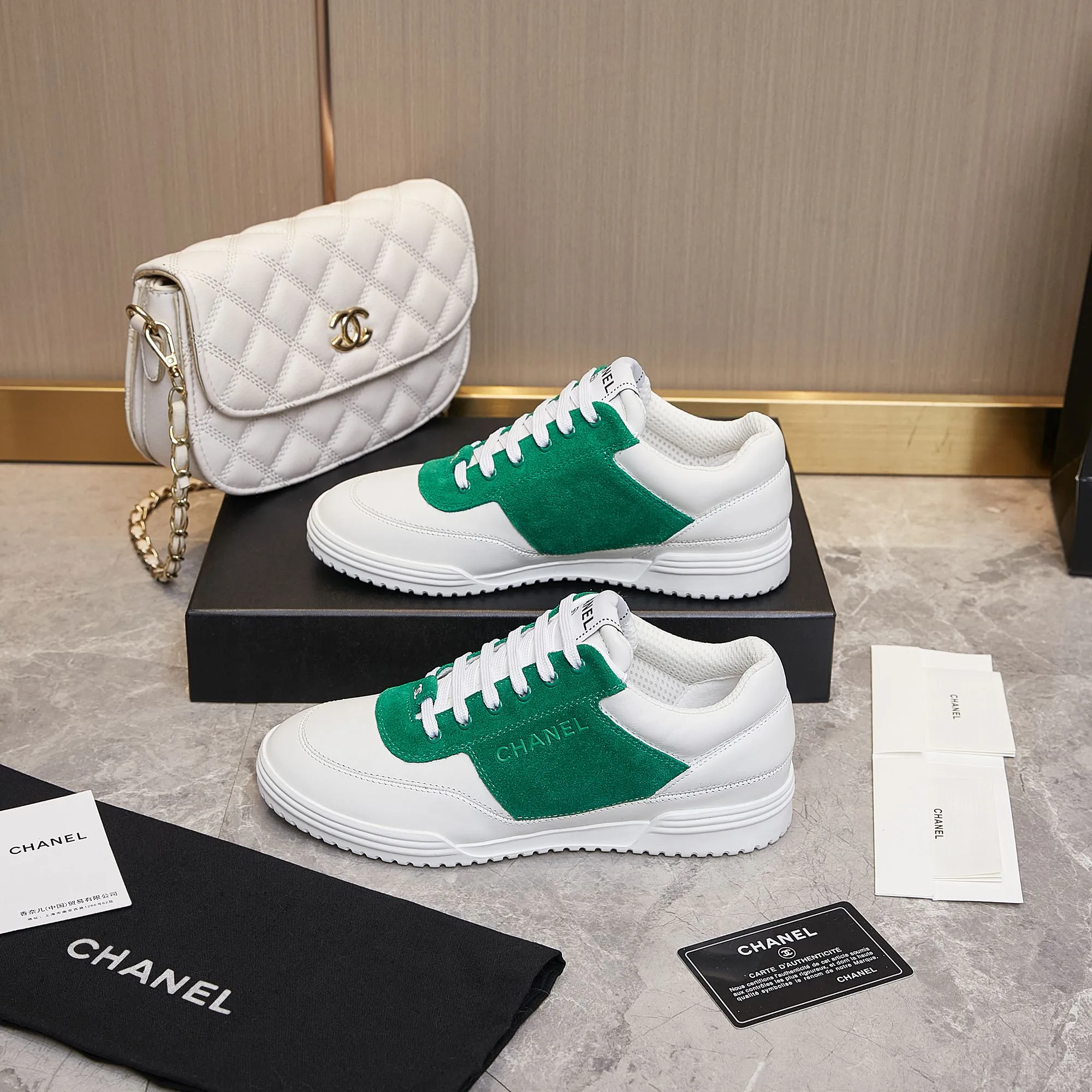 👟👟Ex-factory price 500👟👟 Chanel Chanel - 2023 counter top casual sports shoes This classic design; the upper is electro-embroidered with a variety of craftsmanship; the outsole is fashionable and sporty; it is extraordinary and incorporates a variety of color matching elements... The diversified mix and match is very beautiful and versatile, casual, fashionable, sports and outdoor can be taken into account... ꫛꫀꪝ Go➫ Material: ❶Upper is made of: Original imported cowhide ❷The inner lining is made of: original imported breathable mesh ❸Outsole is based on: original TPU combination outsole Special counter boutique packaging complete set for women 35–41